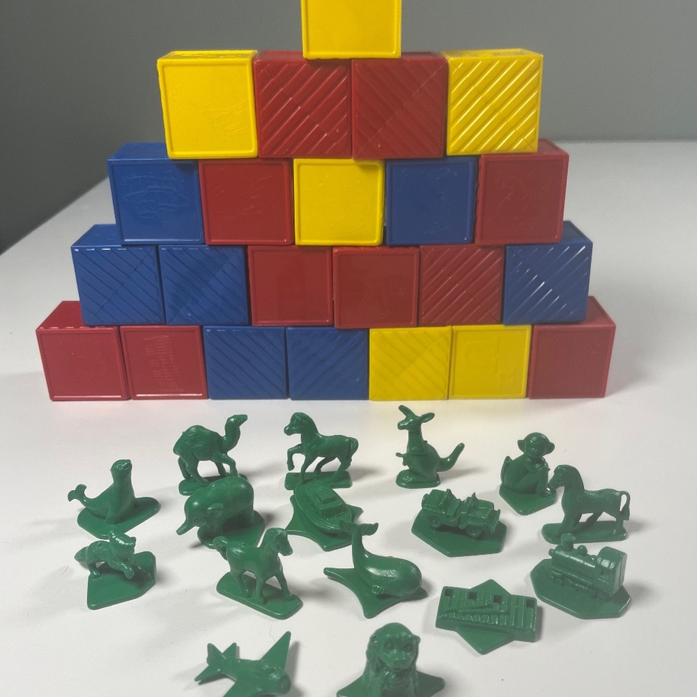 Vintage 23 Tupperware Busy Blocks & 16 Green Figures/Pieces Kids Toys Tuppertoys